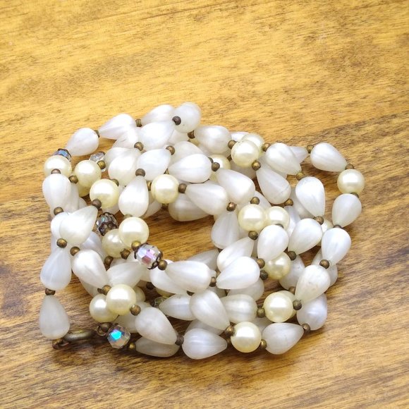 Long Vintage White Beaded Necklace, Elegant Moonglow Lucite Teardrop Beads - Picture 4 of 5